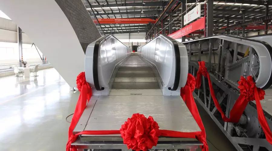 “熱火朝天迎下線，風雨無阻忙發(fā)運”—西尼機電 · 斯圖加特重載自動人行道下線、發(fā)運儀式隆重舉行！