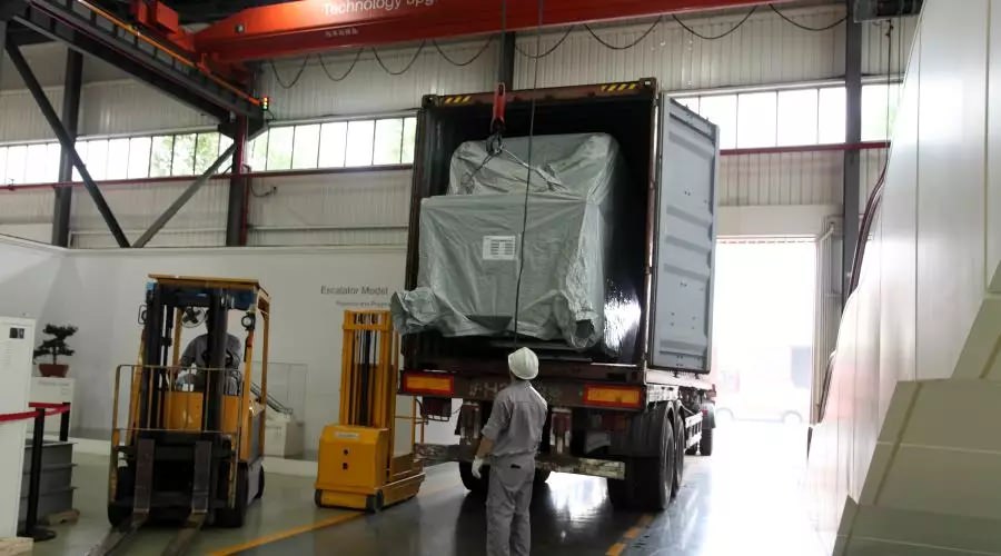 “熱火朝天迎下線，風雨無阻忙發(fā)運”—西尼機電 · 斯圖加特重載自動人行道下線、發(fā)運儀式隆重舉行！